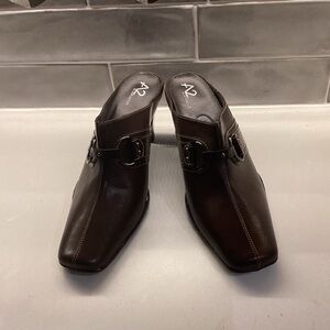 Aerosoles A2 Mule in brown leather w silver buckle EUC